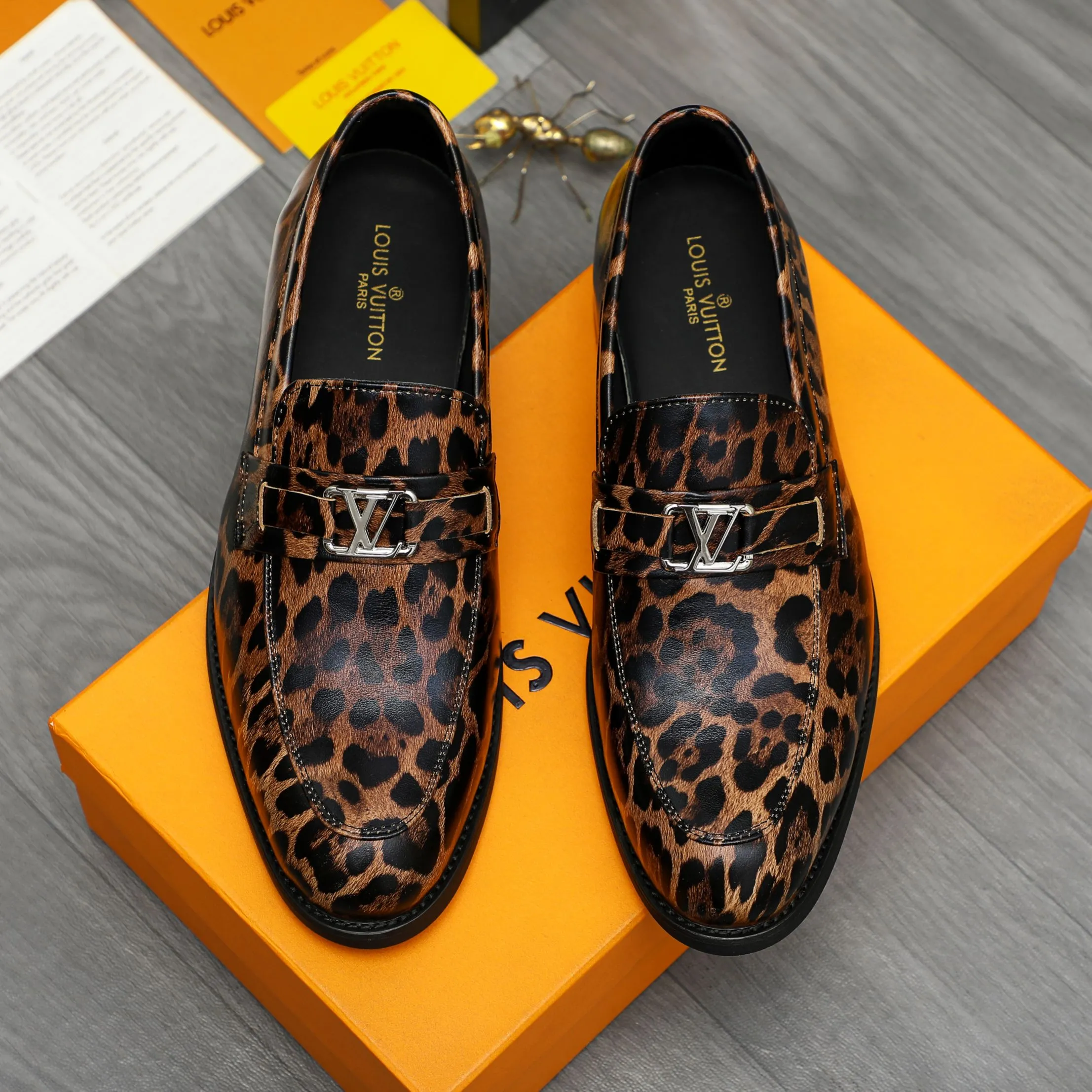 Men's shoes 💰p460 Product trademark: LV "Louis Vuitton" business slip-on leather shoes. Regular size: 39-45 (45 is custom-made and non-returnable) Product materials: Selected leopard print cowhide upper, cowhide lining, original rubber outsole